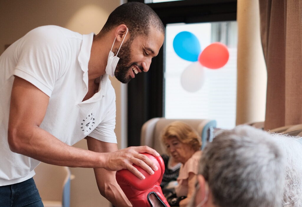 Séance de boxe adaptée Deuxième Souffle en EHPAD