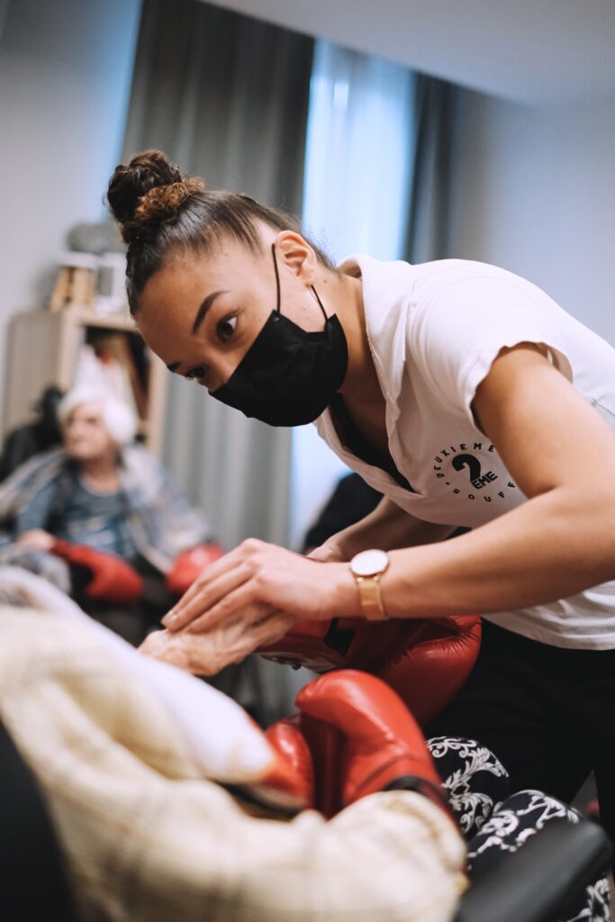 Coach Deuxième Souffle en séance de boxe adaptée avec une résidente